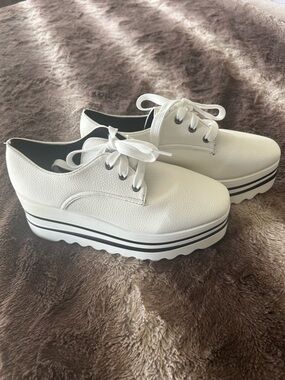 White Platform Lace-Up Women's Sneakers with Striped Sole BRAND NEW